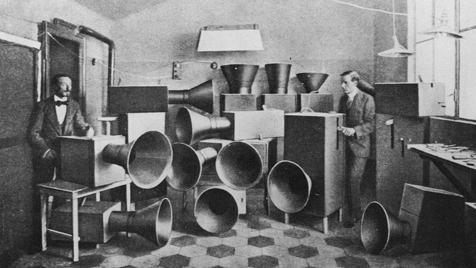 Diseños de Luigi Russolo y sus maquinas del ruido